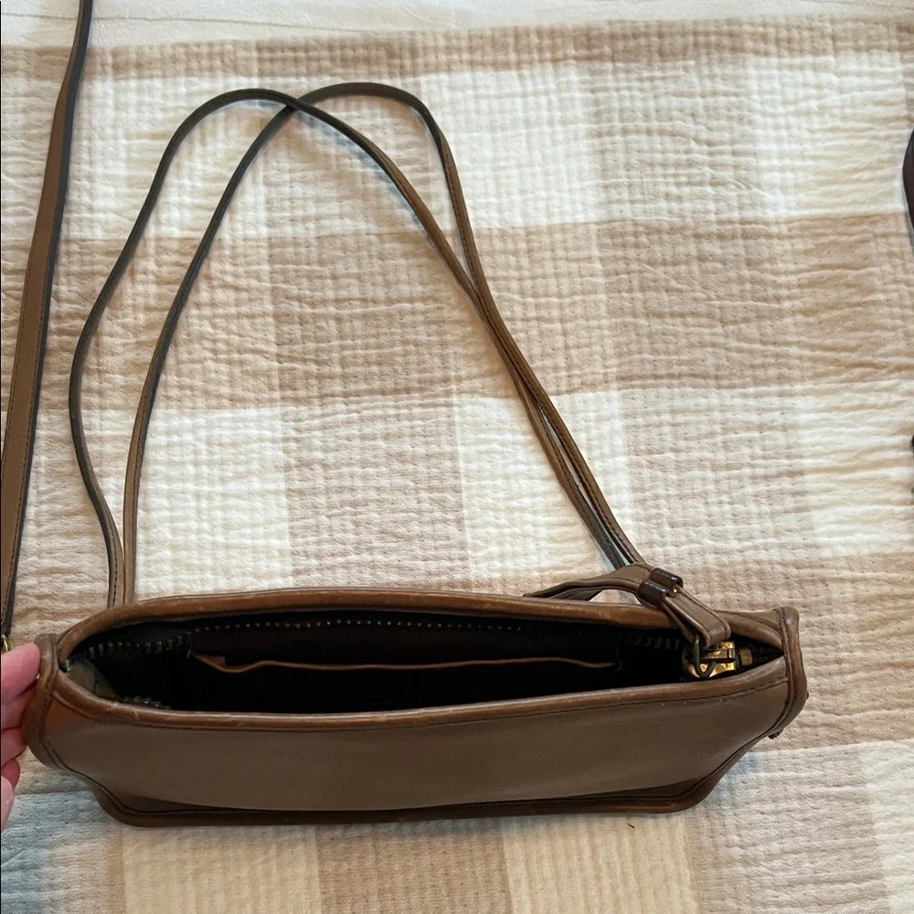 Vintage Coach Tan Leather Crossbody Bag with Gold Hardware - Picture 5 of 10